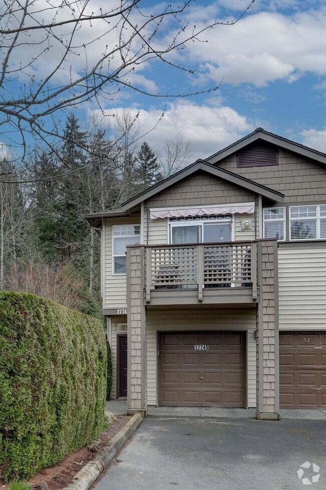 Building Photo - Luxury living in this spacious upper floor... Rental