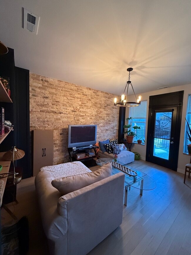 Photo - 927 N Mozart St Unit 2