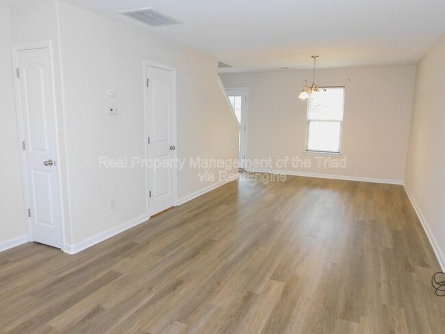 Photo - 1475 Worchester St
