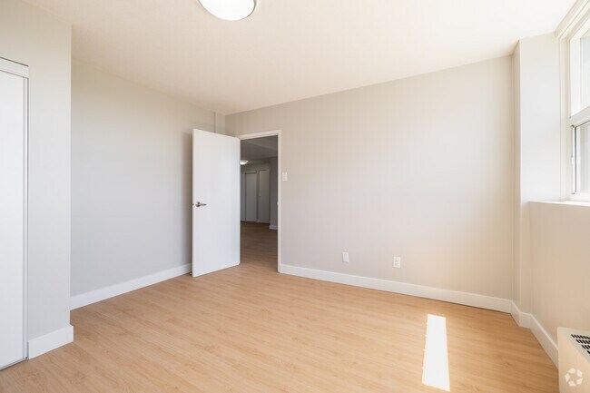 2BR, 1BA - 719SF - Secondary Bedroom