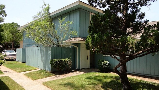 Building Photo - 5632 Birchmont Dr Unit B Rental