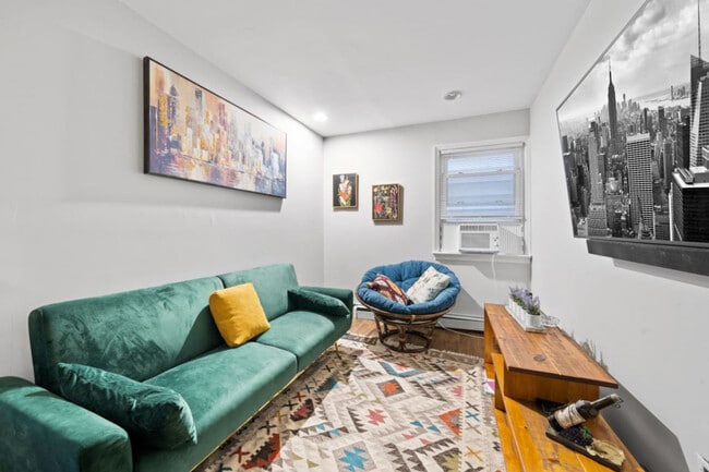 Building Photo - 35 W 50th St Rental