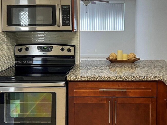 Building Photo - 211 NE 8th Ave Unit 107