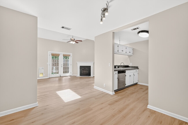 Photo - 440 English Ivy Dr