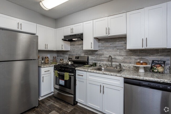2BR, 2BA - 990SF - Kitchen