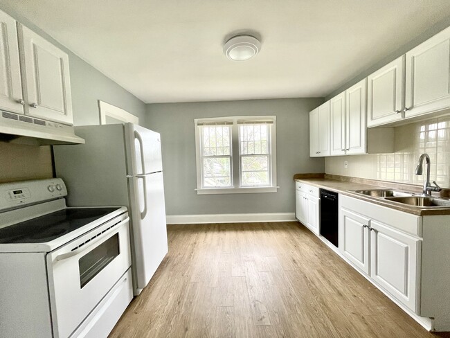 Building Photo - 1706 33rd St Unit 1708 UPPER Rental