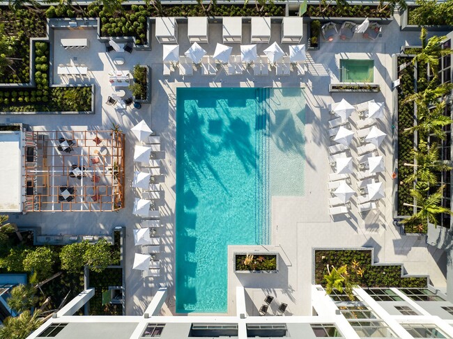 Disfrute del sol de Miami en nuestra amplia terraza con piscina, que ofrece asientos de lujo y un bar junto a la piscina. - Cascade Link at Douglas