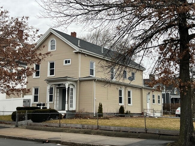 Building Photo - 96 Washington St Unit 2