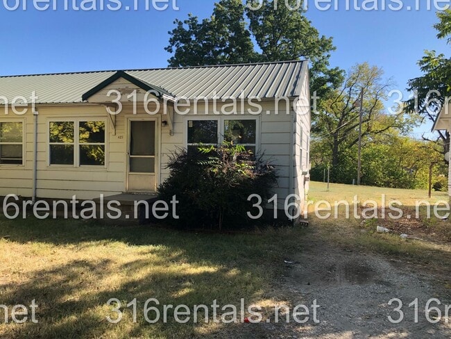 Building Photo - $650 - 1 bed 1 bath - Single Family Home Unit 421