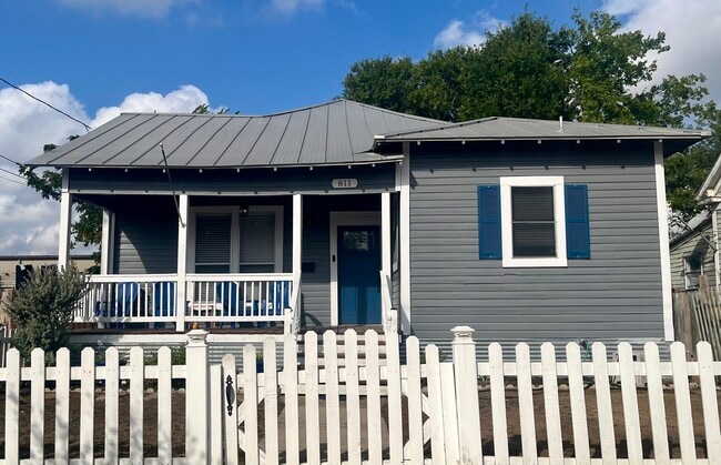 Building Photo - 811 S Mesquite St