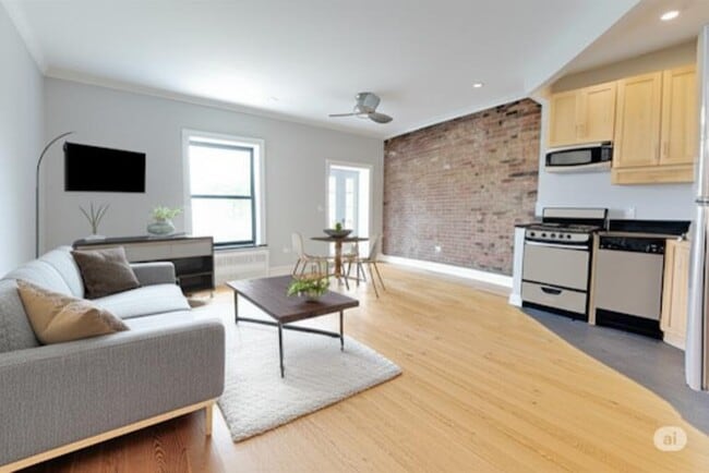Building Photo - 424 E 9th St Rental