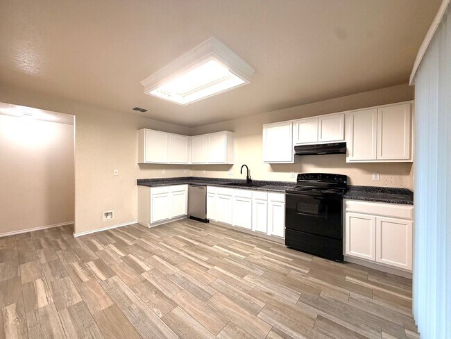 Photo - Lovely 3 Bedroom 2.5 Bath with easy access to shopping, schools, I-1604, I-410, Hwy 151, SeaWorld...