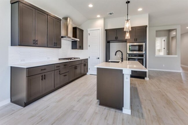 Photo - 1410 Sawmill Xing