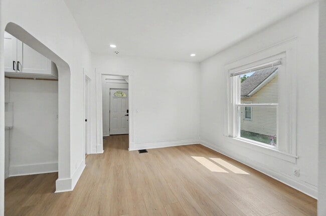 Photo - 977 W Wayne St