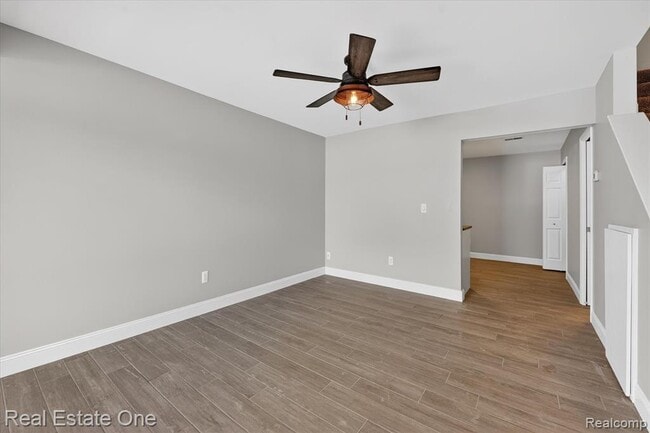 Photo - 874 N Main St