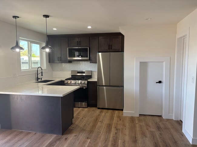 Kitchen - 7412 Budlong Ave Casa Unidad A