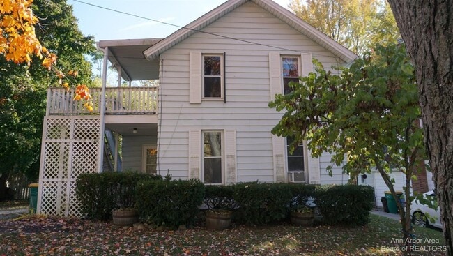 Building Photo - 207 W Henry St Unit 2