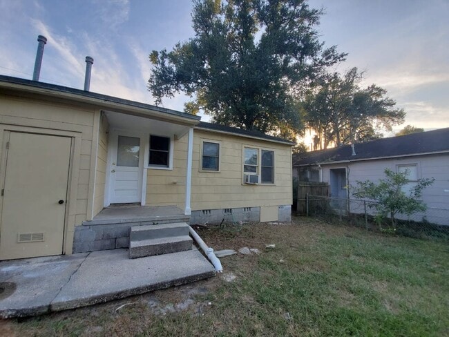 Photo - Beautifully restored 1/1 unit - Available ...