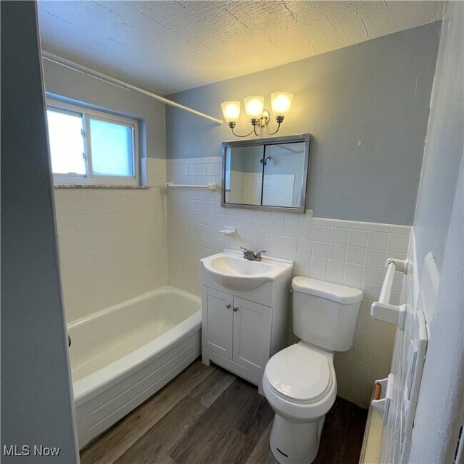 Photo - 20365 Lorain Rd Unidad A-5