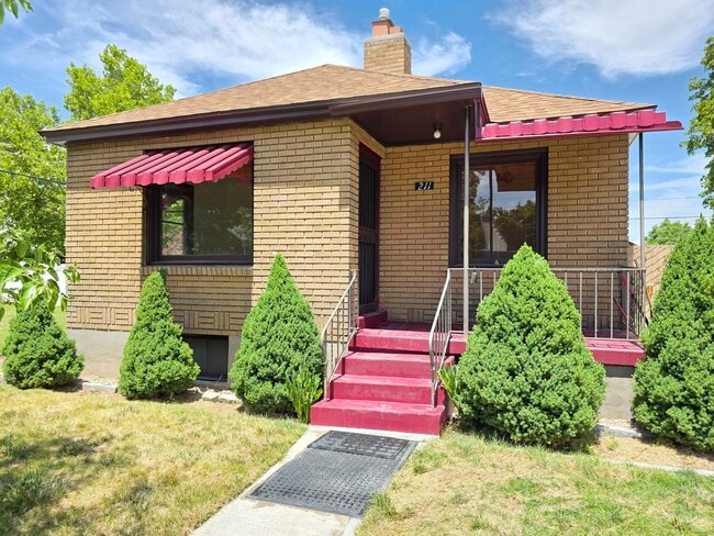 Photo - 211 Maple St