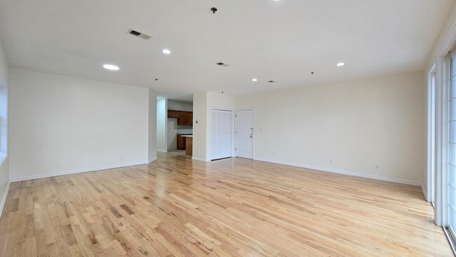 Photo - 157 Manchester Pl Unidad Fl 2