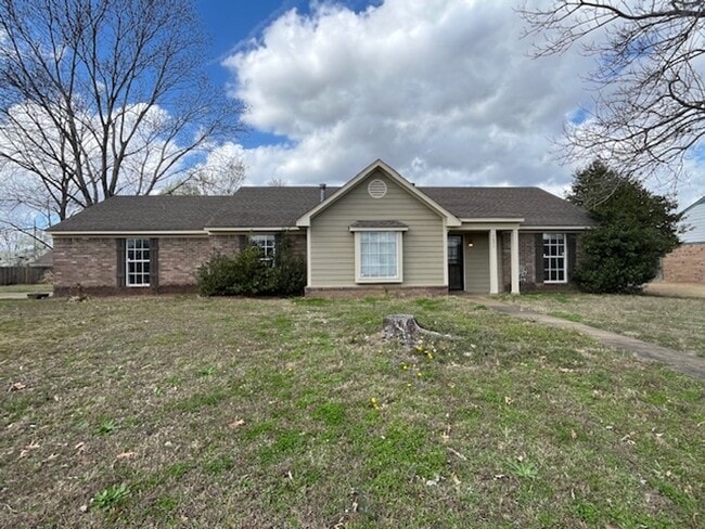 Building Photo - Renovated 4 Bedroom 2 Bath Home with 2 Car Garage for Rent!