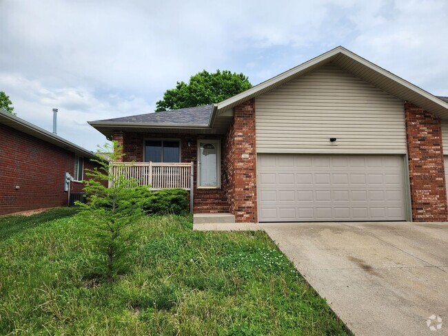 Building Photo - Spacious 2-Bedroom, 2-Bathroom Home AVAILA...