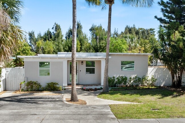 543 NE 3rd Ave