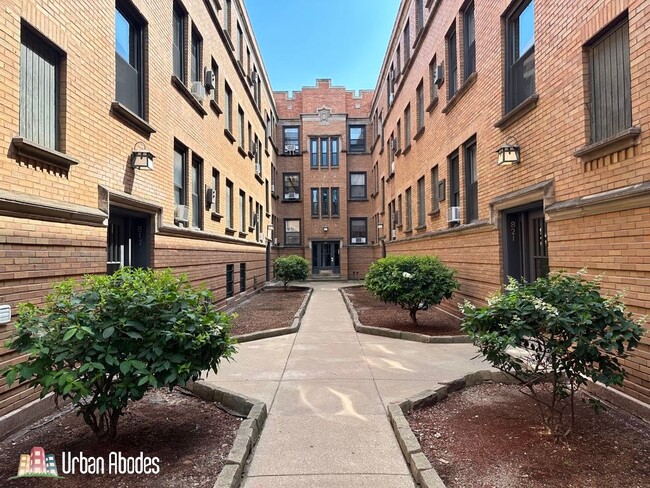 Building Photo - 816 W Cornelia Ave Unit A