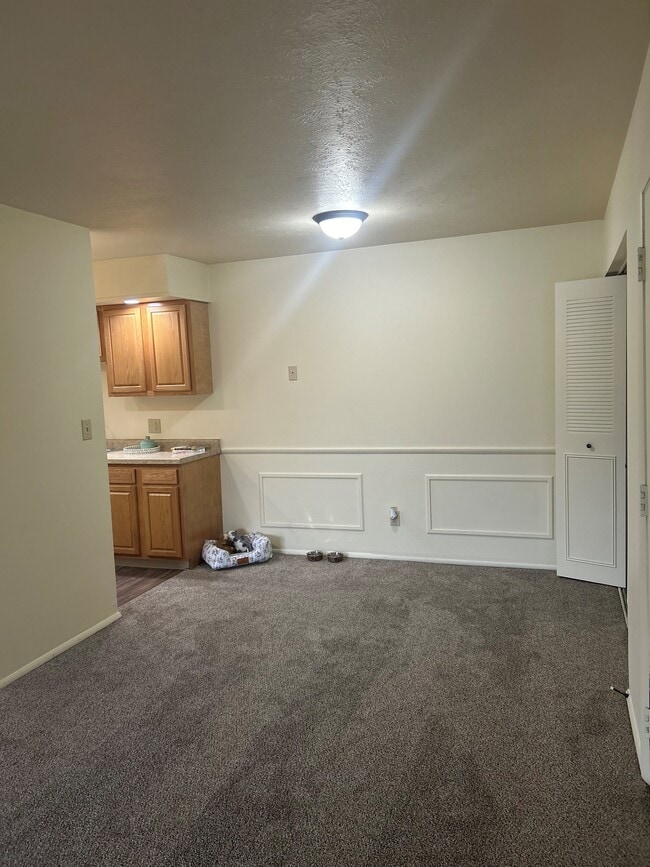 The Pinnacle - Dining Area - Autumn Creek Apartment Homes