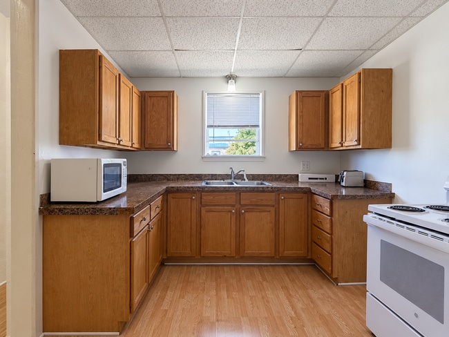 Building Photo - 620 Lake Ave W Unit 2
