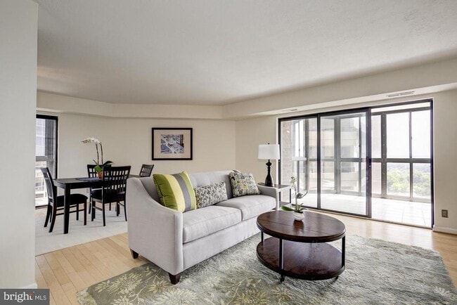 Building Photo - 1600 N Oak St Unit 1407