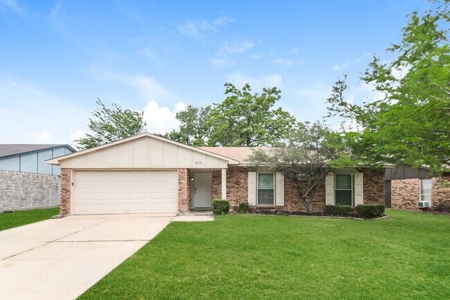 Building Photo - 404 Woodcrest Way