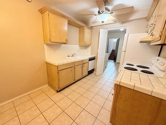 Photo - 401 E Locust St Unit B