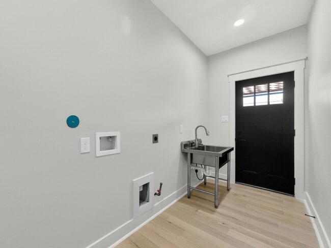 Building Photo - 5619 Chapman St