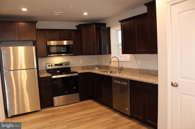 Photo - 642 N College St