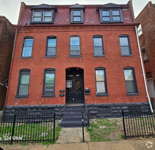 Building Photo - For Rent: Renovated 2-Story Townhouse in M... Unit 2F