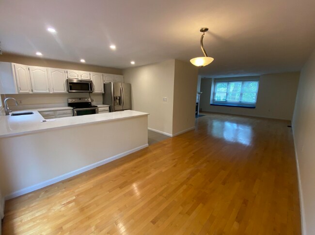 Building Photo - 1047 Washington St Rental