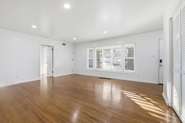 Photo - 9623 Adams St