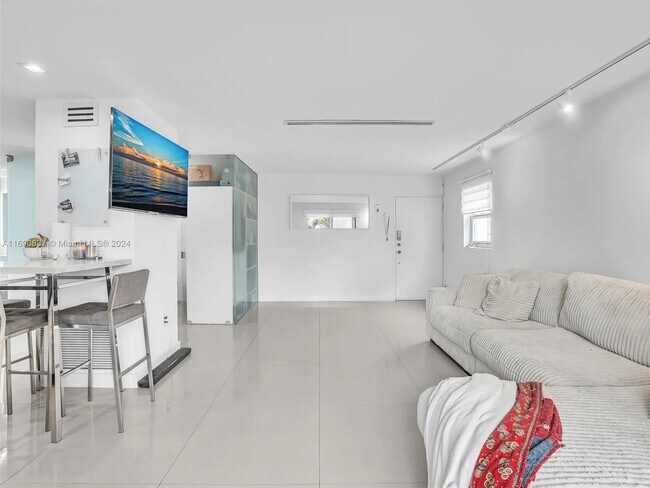 living area - 750 Michigan Ave Unit 201