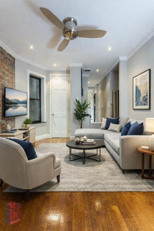 Building Photo - 309 E 8th St Unit C1