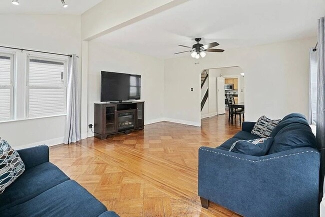 Photo - 2133 Hendrickson St