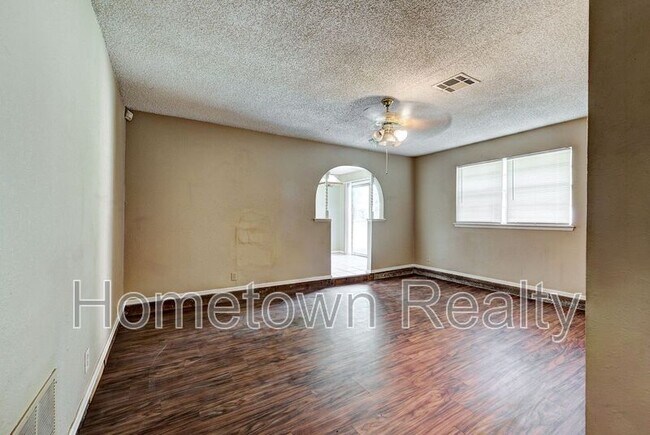 Photo - 207 W Shadywood Dr