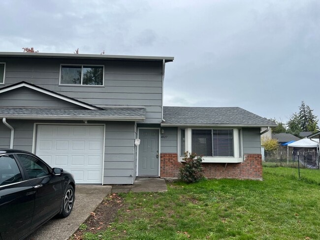 2 bed 1 1/2 bath duplex in Springfield! - 2 bed 1 1/2 bath duplex in Springfield! House