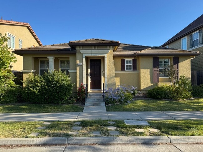 Stylish Single-Story 3 Bed 2 Bath Home For... - Stylish Single-Story 3 Bed 2 Bath Home For...