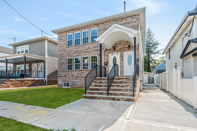 Building Photo - 10713 220th St Unit Queens 4 Bed 2Bath