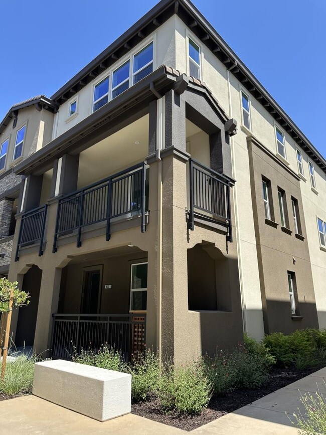 Photo - 923 Loyola Ln Townhome