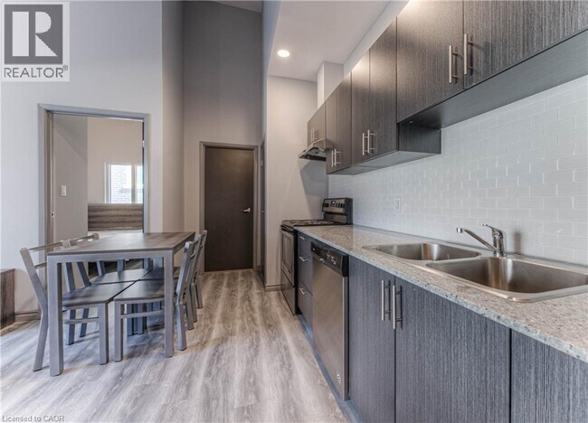 Photo - 275 Larch St Unité F113