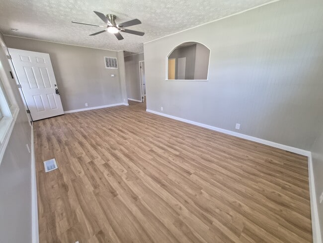 Photo - 464 Carol Dr