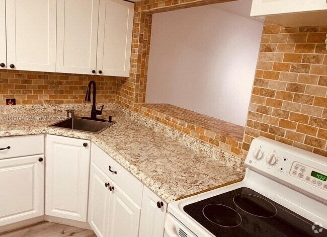 Building Photo - 1550 NE 191st St Unit 303 Rental